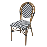 Ensemble de mobilier d'extérieur moderne avec chaises en rotin PVC et table en aluminium imperméable pour cour et jardin