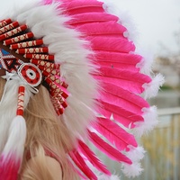 Coiffe indienne en plumes rouges pour spectacles scéniques d'enfants, défilés et fêtes moto