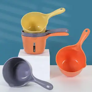 Cucchiaio d'acqua da cucina in plastica per uso domestico scoop shampoo doccia ladles