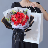 Bouquet de roses en savon LED, matériau de fleurs artificielles combiné, boîte décorative magnifique, cadeau de remise de diplôme, cadeau de la Saint-Valentin