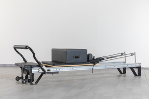 Nouveau design de lit d'entraînement de base en alliage d'aluminium réformateur de Pilates réglable pour une utilisation en studio de Pilates avec options personnalisables - Product Image 2