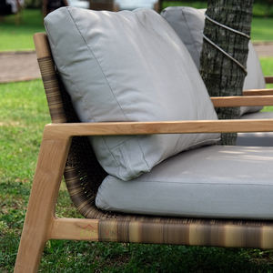 La chaise longue Andorra combine du bois de teck durable et un tissage en rotin, idéale pour les environnements extérieurs tels que les villas, les hôtels - Product Image 6