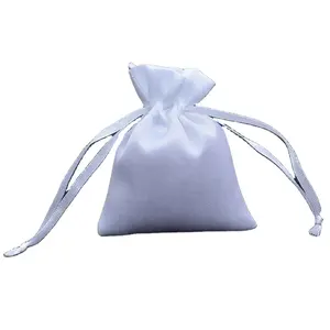 Sacs-cadeaux de Noël blancs de différentes tailles Pochette à bijoux personnalisée en satin Sacs à bonbons blancs en satin avec cordon de serrage Vente en gros