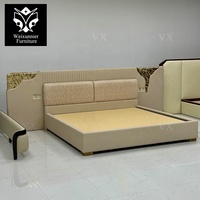Modernes Luxus-Polsterbett mit Goldmessing-Eckverzierungen, Gerilltem Kopfteil & Maßgefertigten Designer-Schlafzimmermöbeln