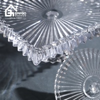 Assiette à fruits en verre transparent à pieds, design élégant, vente en gros, grande assiette carrée en verre pour mariages et événements