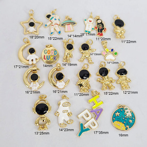จี้รูปนักบินอวกาศเคลือบทอง 18K รุ่น JS1634 สีดำขาว ทำจากทองเหลืองเคลือบเงา พร้อมจี้รูปนักบินอวกาศและจรวด - Product Image 3