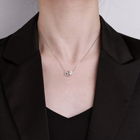 Le collier Moissanite à emboîtement en argent sterling brillant S925 présente un design à la mode, haut de gamme et simple avec une lumière