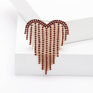 Broche de diseño creativo con borla y cadena, de alta gama, moderno y elegante, para cuello de traje de mujer - Product Image 3
