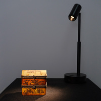 Lámpara de Mesa LED Recargable con Carcasa Metálica Moderna, Pantalla de Cristal, Brillo Uniforme, Luz Suave, Ideal para Exhibiciones