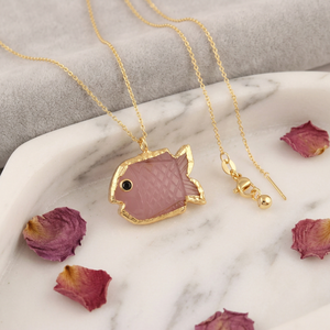 Pendentif poisson sculpté à la main en quartz rose naturel avec petit œil en CZ noir, électroformage or 18 carats, collier chaîne pour femme, bijoux de mode - Product Image 4