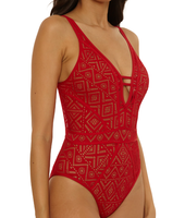 Fabricant de bikinis sur mesure : Bikini durable rouge en dentelle crochetée, décolleté en V profond, bretelles ajustables, dos ouvert à nouer, taille haute cintrée