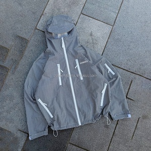 Veste coupe-vent en nylon imperméable à capuche pour homme, veste coupe-vent à carreaux légère de haute qualité personnalisée avec fermeture éclair - Product Image 2