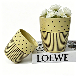 Nouveaux pots de fleurs en céramique coniques jaunes crème à pois et rayures pour la culture intérieure, la décoration de la maison et les arrangements floraux - Product Image 4