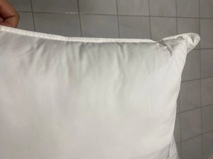 Oreiller de luxe en coton de bambou, ferme et moelleux, blanc, taille standard hôtelière, avec passepoil - Product Image 2