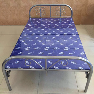 Vente en gros bon marché de <span class=keywords><strong>lit</strong></span> pliant de bureau moderne <span class=keywords><strong>avec</strong></span> <span class=keywords><strong>matelas</strong></span> petits lits pliables en métal <span class=keywords><strong>et</strong></span> fer meubles d'auberge lits simples pour adultes - Product Image 3