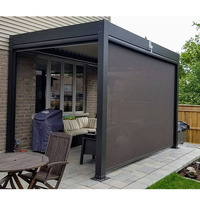 Systèmes de toiture de pergola à lames orientables en aluminium pour jardin coulissant avec rideaux latéraux