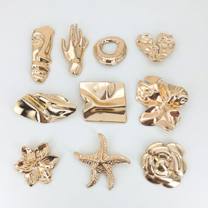 Broches de mode en alliage de zinc, forme de fleur géométrique, accessoire unisexe pour manteau et costume - Product Image 1