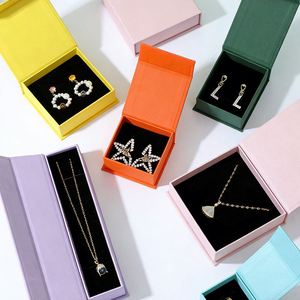 Boîte à bijoux de luxe avec fermeture magnétique et doublure en satin pour l'affichage des bagues, des boucles d'oreilles et des bijoux fins - Product Image 2