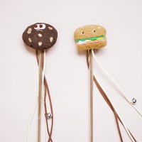 Jouet pour chat en peluche écologique de la série Fashion Food, en forme de gâteau hamburger avec clochette, en argentier.