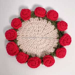 Sous-verre romantique fait main au design nouveau, en forme de bouquet de roses tricotées, idéal pour un cadeau ou la décoration de la maison - Product Image 1