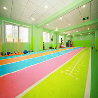 Rouleaux de revêtement de sol en PVC haute densité Runsure à absorption des chocs, substrat pour sols en bois pour gymnases de basketball, fourni par le fabricant