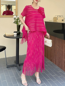 Nuovo Completo Plissettato Oversize da Donna di Miyake con Dettagli Dorati - Product Image 3