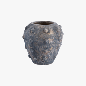 El rústico jarrón Wabi-Sabi, con una superficie de arcilla mate y texturizada, agrega un encanto auténtico a cualquier decoración de mesa. - Product Image 1