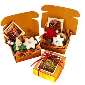 Boîte cadeau de bougies parfumées de Noël faites à la main avec un design de bonhomme en pain d'épices, modèle QX-0455 - Product Image 1