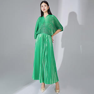 Vestido Maxi Plisado Antiarrugas Ecológico Tejido Miyake, Cuello en V, Elegante, Holgado, Mangas Murciélago, Ropa de Mujer, Otoño, Elástico - Product Image 4