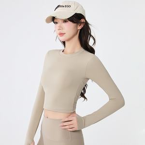 Haut de yoga pour femme à manches longues avec coussinets de poitrine et dos élégant, en nylon, pour la course printanière, les sports d'intérieur, l'entraînement et le fitness - Product Image 5