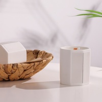 Bougies parfumées minimalistes haut de gamme en cire de soja, décoratives pour la maison, en pot octogonal en céramique blanche avec logo personnalisé, pour l'aromathérapie