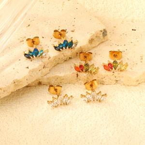 Boucles d'oreilles tendance coréennes pour femmes, en acier inoxydable plaqué or 18K PVD, style fleur avec zircon coloré - Product Image 1