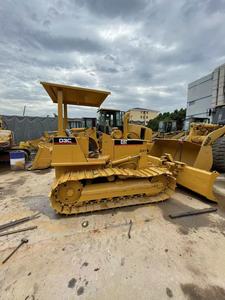 Topadora de cadenas Caterpillar D3C amarilla, equipo de construcción con cuchilla y motor para tareas de movimiento de tierras - Product Image 3