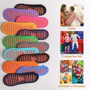 جوارب ترامبولين رياضية مانعة للانزلاق للبيع بالجملة، جوارب ملونة بقبضة مضادة للانزلاق للملاعب الداخلية للأطفال والكبار - Product Image 6