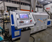 Nouvelle ligne d'extrusion automatique à double vis pour panneaux muraux en PVC WPC imitation marbre, haute productivité pour composites de pierre non moussés