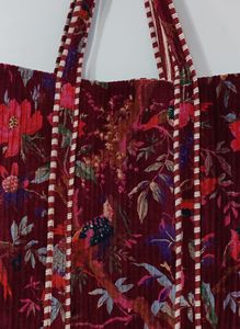 กระเป๋าโท้ทผ้าฝ้ายทำมือลายดอกไม้แบบควิลท์ พิมพ์ลายสองด้าน สไตล์โบฮีเมียน เป็นมิตรกับสิ่งแวดล้อม ยั่งยืน ทันสมัย สำหรับผู้หญิง ใช้เดินทาง  รับสกรีนโลโก้ - Product Image 5