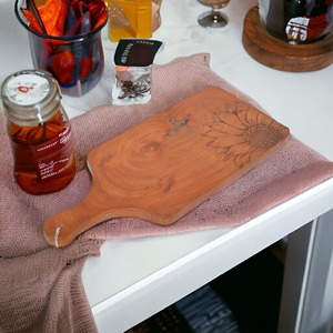 Planche à découper design avec poignée en bois d'acacia noyer personnalisé épais en vrac pour cuisine vente en gros - Product Image 5