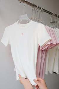 เสื้อยืดผู้หญิงพรีเมียม แขนสั้น ทรงเข้ารูป ผ้าริบเนื้อนุ่ม รับปักโลโก้ แบรนด์หรูแบบเรียบง่าย ขายส่ง - Product Image 2