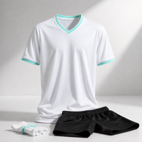 Komple Futbol Takımı Çorapları Beyaz Turkuaz Çizgili Forma Şortları Özel Toptan Hızlı Kuruyan %100 Polyester Isı Transfer Baskılı