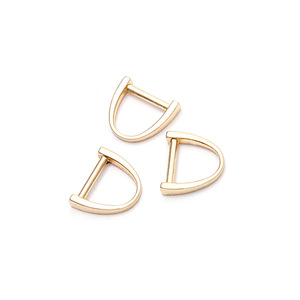 Hebilla metálica en forma de D de aleación de zinc con baño de oro claro para accesorios de bolsos. - Product Image 1