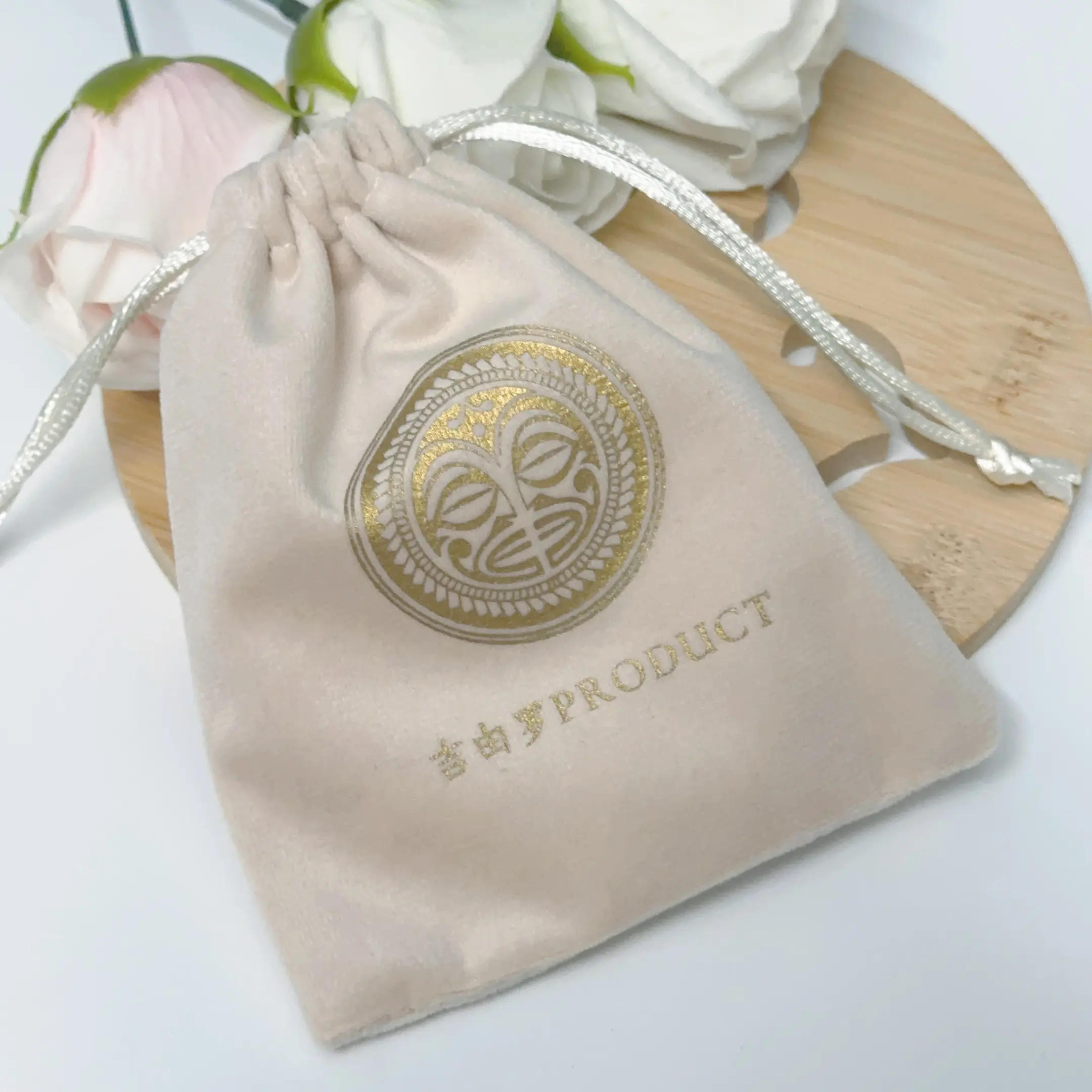 Bolsa de embalaje con cordón de joyería de terciopelo de polvo de lujo pequeño promocional nuevo diseño de uso de boda personalizado con logotipo dorado