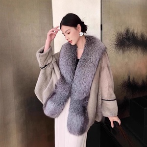 Poncho Invernale 2025 in Velluto e Pelliccia di <span class=keywords><strong>Visone</strong></span> Importato, Lunghezza Media, con Collo in Pelliccia di Volpe e Maniche a Pipistrello per Donna, <span class=keywords><strong>Visone</strong></span> Intero - Product Image 4