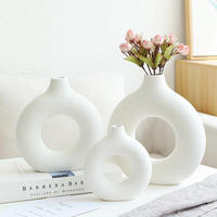 Décoration d'intérieur, style farmhouse, vases en céramique ronds blancs élégants et modernes de style nordique, avec échantillon gratuit