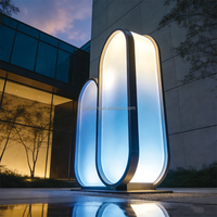 Lampadaire LED extérieur double ovale moderne (en métal) pour éclairage décoratif de paysage de place commerciale, RVB à changement de couleur, IP65, télécommande