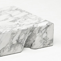 Table basse en marbre unique avec encoche latérale, dalle de marbre massif et lourd, pièce de décoration contemporaine pour salon de villa