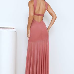 ชุดเดรสยาวแบบไร้สายสำหรับผู้หญิง ดีไซน์เปิดหลังสีชมพู สวยสง่า - Product Image 2