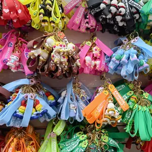 Venta al por mayor Anime llavero lindo dibujos animados 3D PVC diseñador niños mujeres silicona Mini mochila llavero accesorios llaveros de goma