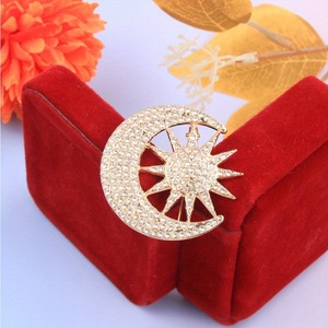 Broche vintage soleil et lune avec design étincelant, accessoires parfaits pour offrir en cadeau à des amis au quotidien - Product Image 1