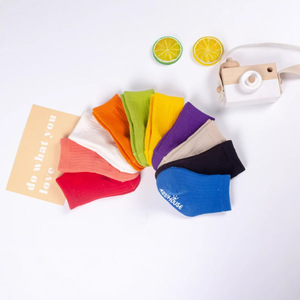 Chaussettes en coton de couleur unie confortables, style toutes saisons, sans compression sur les jambes, adaptées aux nouveau-nés, nourrissons et enfants de 0 à 3 ans, chaussettes pour bébés - Product Image 4