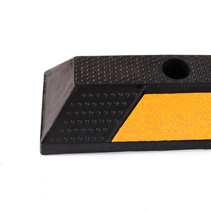 Tope de rueda de plástico y caucho Tianjiu 165XS negro, limitador de espacio de estacionamiento, tope de marcha atrás para posicionamiento de vehículos en garajes - Product Image 1